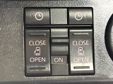 【両側パワースライドドア】スマートキーや運転席のスイッチで後席両側スライドドアの開閉が可能♪電動だから力を入れてドアを開ける必要が無く、小さなお子様でも簡単に開け閉めでき快適です♪