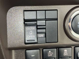 パワースライドドアの開閉スイッチです!運転席に座ったままでも操作することもできるので便利です♪