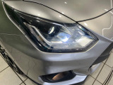 【LEDヘッドライト】悪天候や夜間走行時も良好な視界を確保し安心して運転できる高輝度LEDヘッドライトを装備!点灯速度が早く、消費電力も抑えられています。