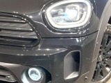 ●LEDヘッドライト:夜間走行時も良好な視界を確保し安心して運転できる高輝度LEDヘッドライトを装備!点灯速度が早く、消費電力も抑えられています。