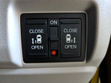 両側電動スライドドア。荷物で手が塞がる時など簡単にドアの開閉が出来ます。何より力いらずで開閉OK。女性やお年寄りにも優しい。電動機能はOFFにもできますから元気なお子様の駆け出しも安心。