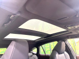 【調光パノラマルーフ】車内の解放感が一気に上がる大型パノラマルーフに調光機能がプラス!日差しが強い時、シェードを閉めなくてもガラスの透明度を調整することで心地よい明るさに♪