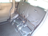 ◆チップアップ&ダイブダウン機構付【ULTR SEAT】は後席座面を左右分割で跳ね上げることができます。トランクで積載できない背の高い荷物をラクラク収納できます。ホンダ車ならではの人気装備です。