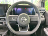 インテリアに合わせたデザインのステアリングは、運転される方のことも考え、運転しやすい形状、大きさです。是非一度、実際に触ってお確かめください。
