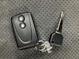 スマートキー機能を有しています!ドアロックの開閉やエンジン始動時にキーをポケットやカバンなどに携帯していればキーを挿さなくてもそのまま手ぶらで可能です!!