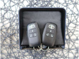 【スマートキー】キーをバッグやポケットに入れたままでもドアロックの開閉が出来るほか、エンジンキーを挿さなくてもエンジンスタートストップが出来ます。