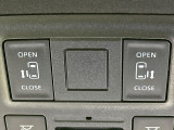 【両側パワースライドドア】スマートキーや運転席のスイッチで後席両側スライドドアの開閉が可能♪電動だから力を入れてドアを開ける必要が無く、小さなお子様でも簡単に開け閉めでき快適です♪