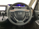 ハンドルにHondaセンシング系のクルーズコントロールやレーンキープアシストなどのスイッチと、オーディオの操作スイッチが装備されています。ハンドルから手を離さず安全に操作できます。