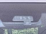 【三菱e-Assist】走行中に前方の車両等を認識し、衝突しそうな時は警報とブレーキで衝突回避と被害軽減をアシスト。より安全にドライブをお楽しみいただけます。