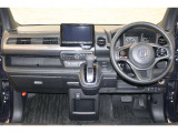 操作性に優れた運転席となります!小物入れや各ボタンの配置にこだわり、使いやすいです!座り心地もよく視認性も良好なのでロングドライブもお任せ下さい!