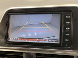 車庫入れなど後進運転時に死角をモニターで確認ができて安全です♪ ステアリング操作の参考になるガイド線も表示しますので車庫入れがニガテな方も安心ですネ!