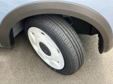 ホイールキャップ【155/65R14 ラジアルタイヤ】。運転ラクラクの足回り。タイヤの溝も、まだまだ!くわしくはスタッフへ。