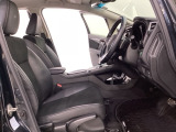 広い足元にゆったり座れるシートには肘掛けも装備しており長距離の運転でも疲れにくくなってます。女性でも運転がしやすいように、シートの高さ調整機能(シートリフター)がついています。