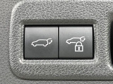 【パワーバックドア】スマートキーや運転席のボタンを押すだけでリアゲートが自動で開閉します!荷物を持っている時や、高い位置にあるバックドアを閉める際に便利な機能です♪
