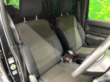 運転席まわりには十分なスペースがあり、大柄な方でもゆったり運転していただける環境です。