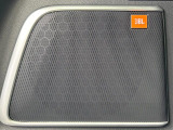 【JBLサウンドシステム】メーカーオプションの高品位サウンドシステムを搭載。専用のチューニングが施された大小様々なスピーカーから良質なサウンドが奏でられ、臨場感あふれる音響空間を演出します。