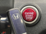 【Hondaスマートキー】カバンやポケットに入れたままでもドアの施錠・解錠が可能なスマートキーを装備。エンジンのオン・オフ時もカギを取り出す必要が無いからとっても便利です♪