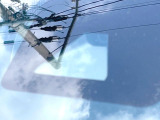 【プリクラッシュセーフティ】前方の車両等を検知し、衝突しそうな時は警報で注意を促し、ブレーキを踏む力をサポート。ブレーキを踏めなかった場合は衝突被害軽減ブレーキが作動、衝突回避をサポートします。