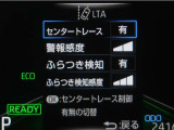 レーンディパーチャーアラートとは車線、又は走路からの逸脱の可能性を警告すると共に、車線、又は走路からの逸脱を避けるためのハンドル操作の一部を支援する機能です。詳細は販売店スタッフまでお尋ね下さい。