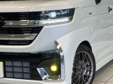 【LEDヘッドライト】悪天候や夜間走行時も良好な視界を確保し安心して運転できる高輝度LEDヘッドライトを装備!点灯速度が早く、消費電力も抑えられています。
