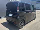 後ろ姿までカッコイイ!ワイド感のあるリアデザインで、軽自動車とは思えない存在感。大きなバックドアで荷物の積み降ろしもラクラクです!