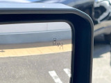 【ブラインドスポットモニター】走行中、ドアミラーの死角になりやすい箇所に後続車が接近するとサイドミラーのレンズに警告を表示!ドライバーに注意喚起をしてくれます。