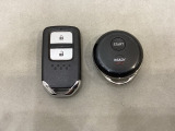 スマートキーを装備しています。鍵を差し込むことなくドアロックの開け閉めと、スタートボタン操作でのエンジンスタートができます。加えて、純正リモコンエンジンスターター用の操作キーもついています。