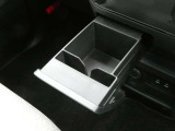 引き出し式のカップホルダーには、充電コードを繋いだまま携帯電話を置けるスペースをご用意しております