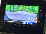 【バックカメラ】駐車時に後方がリアルタイム映像で確認できます。大型商業施設や立体駐車場での駐車時や、夜間のバック時に大活躍!運転スキルに関わらず、今や必須となった装備のひとつです!