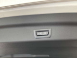 電動テールゲート装備。