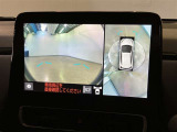 複数のカメラの映像をもとに、クルマを真上から見ているような映像をドライバーに提供し駐車をサポートする機能です。