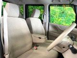 運転席まわりには十分なスペースがあり、大柄な方でもゆったり運転していただける環境です。