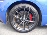 レイズ製19インチアルミ鍛造ホイールフロント:19&times;9.5J、インセット40、P.C.D:114.3(5穴)リヤ:19&times;10J、インセット30、P.C.D:114.3(5穴)フロント:255/40R19 96Wタイヤ、リヤ:275/35R19 96Wタイヤ
