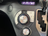 【オートエアコン】一度お好みの温度に設定すれば、車内の温度を検知し風量や温度を自動で調整。暑い&hellip;寒い&hellip;と何度もスイッチ操作をする必要はありません。快適な車内空間には必須の機能ですね♪
