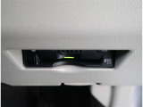 窓を開けずに料金所を通過できる今やもう必需品のETC!インパネにスッキリ装着したビルトインタイプです♪ETCカードの入れ忘れ・抜き忘れを音声やアラームで教えてくれるので、入れ忘れ・抜き忘れを防げます♪