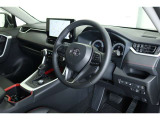 【運転席&助手席】シートは黒を基調にしたスタイリッシュなデザインです。クリーニング済みですので清潔感があり気持ち良く乗っていただけます♪