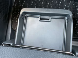 助手席下部にサンダル等小物が入るシートアンダートレー収納BOXが有ります。