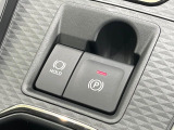 【電動パーキングブレーキ】パーキングブレーキは便利な電動式!ボタン一つで操作でき、アクセルを踏めば自動で解除されます