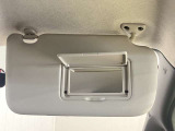 【運転席サンバイザー】鏡が付いているのでメイク直しなどにも便利★