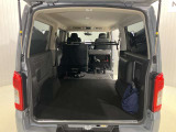 荷物の量や乗車人数に合わせて、分割できる可倒式の2列目シート。シートの半分を倒せば、荷室の長さを活かして脚立などが積めるうえ、1人で座ることも可能です。