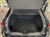 トランク収納スペースをご確認ください。荷物の積み下ろしがしやすい広さを確保しており、日常使いからレジャーまで幅広く活用できます。