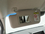 女性には嬉しい、照明付きのミラーが付いたサンバイザーです♪車内でのお化粧直しも出来ちゃいますよ!