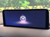 【10.25インチマツダコネクト】車内の雰囲気にマッチした大型ディスプレイ。スマホ接続でのナビ使用やBluetooth再生等、様々な機能が楽しめます。直感的なダイヤル操作が可能で、使い勝手も良好です。