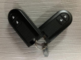 スマートキーを装備しています☆カギをカバンやポケットに入れて頂いた状態でドアロックの開閉やエンジンスタートをして頂けますよ!とても便利な装備です!