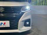 【LEDヘッドライト】悪天候や夜間走行時も良好な視界を確保し安心して運転できる高輝度LEDヘッドライトを装備!点灯速度が早く、消費電力も抑えられています。