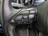 ステアリングには運転中でも簡単に操作できる各種スイッチついてます