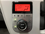 オートエアコン装備しています☆温度に設定をして頂くだけで冷房と暖房に切り替えや風向も自動で切り替えをしますよ!!