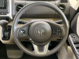 インテリアに合わせたデザインのステアリングは、運転される方のことも考え、運転しやすい形状、大きさです。是非一度、実際に触ってお確かめください。