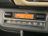 【オートエアコン】一度お好みの温度に設定すれば、車内の温度を検知し風量や温度を自動で調整。暑い&hellip;寒い&hellip;と何度もスイッチ操作をする必要はありません。快適な車内空間には必須の機能ですね♪