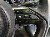 ステアリングには運転中でも簡単に操作できる各種スイッチついてます